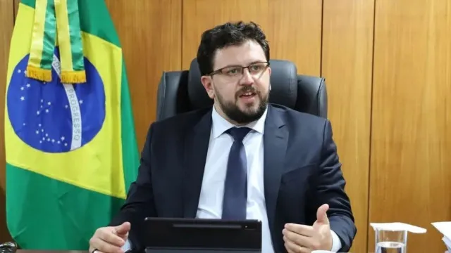 
                    Ex-chefe de gabinete de Lula deixa campanha após contas pagas por empresária alvo da PF
                