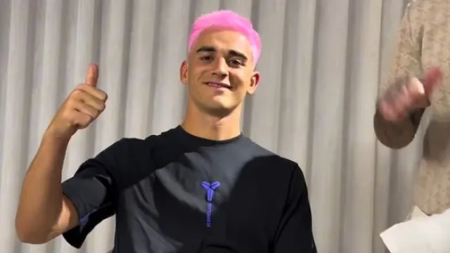 
                    Gavi pinta o cabelo de rosa após título da Espanha na Copa do Mundo
                