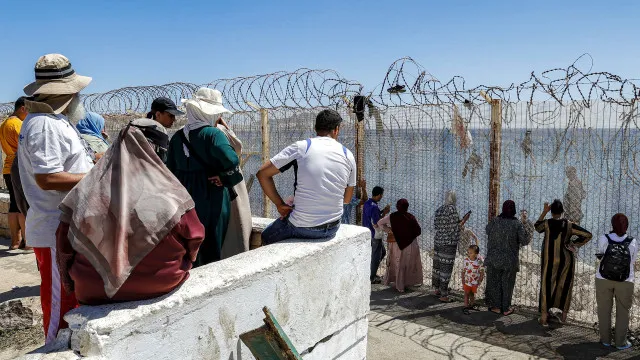 
                    Imigrante morre ao cair no mar tentando entrar em Ceuta de parapente
                