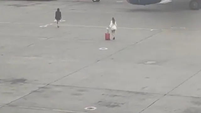
                    Duas mulheres invadem pista de aeroporto russo após perderem voo
                