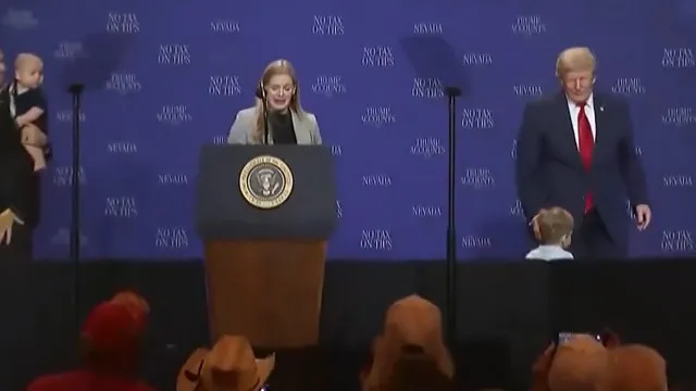 
                    Trump corre atrás de menino no palco: 