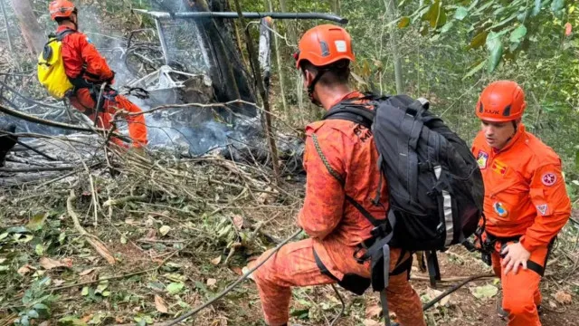 
                    Helicóptero cai no Rio; piloto e turistas da Colômbia morrem
                