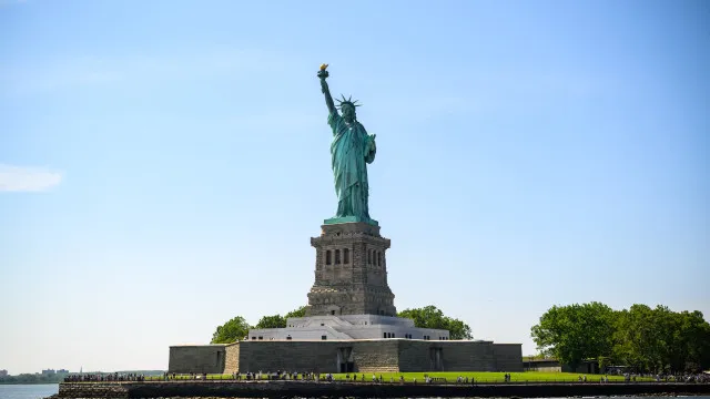 
                    Bebê de 5 meses e mulher morrem após barco virar em Nova York
                