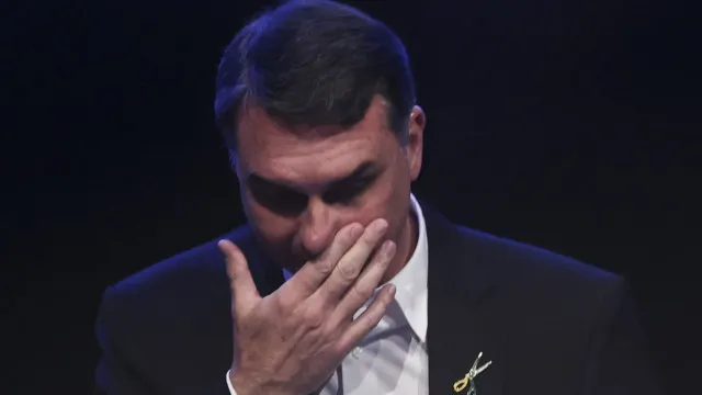 
                    Flávio escreve carta a Bolsonaro, chora e diz que proibir visita no Dia dos Pais é desumano
                