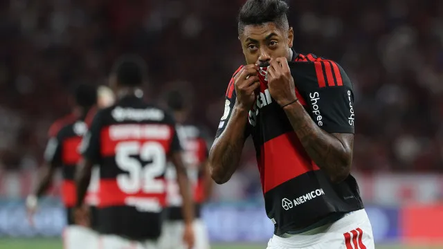 Flamengo bate Vitória no Maracanã e volta a pressionar líder Palmeiras