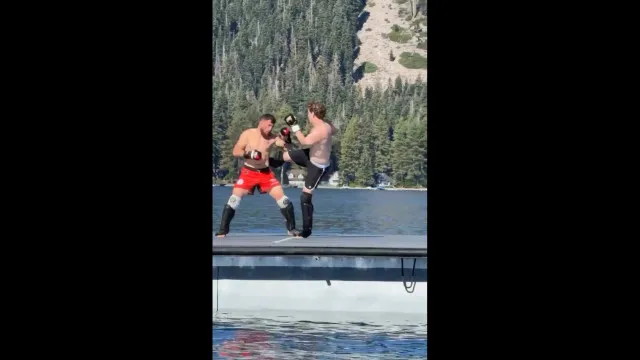 
                    Mark Zuckerberg enfrenta campeão do UFC em luta sobre balsa; vídeo
                