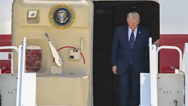 
                    Trump deixou cúpula da Otan em voo militar secreto após ameaça do Irã
                