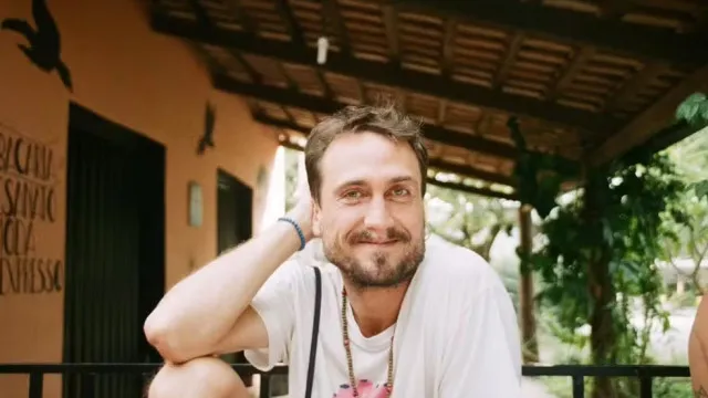 
                    Após mudar de nome, ex-ator da Globo vai morar em ônibus em Goiás
                