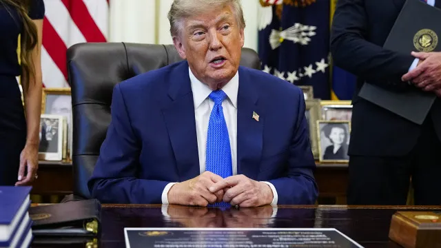 
                    Trump suspende tarifas contra o Canadá por três dias e cita possibilidade de acordo
                