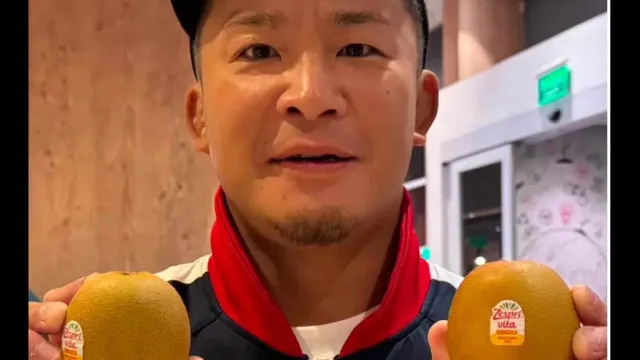 Lutador japonês leva ‘golpe da fruta’ e paga R$ 95 por dois kiwis em SP