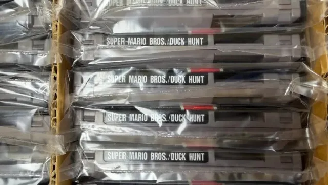 
                    Caixa esquecida revela 97 cartuchos raros de Super Mario e Duck Hunt
                