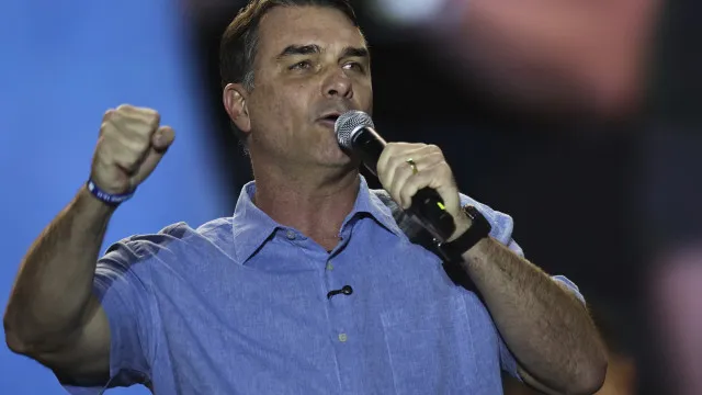 
                    Flávio Bolsonaro tem filiação ao PL retomada pelo TSE após aparecer como filiado ao Missão
                