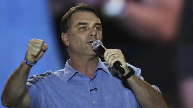 
                    Flávio convida ex-mulher de Janones a debate para 'barrar' deputado
                