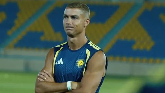 O que é isto? Cristiano Ronaldo volta de férias com visual surpreendente