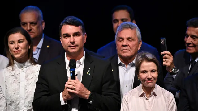 
                    Plano de governo de Flávio Bolsonaro propõe limites ao STF e rebate discurso de Lula sobre soberania
                