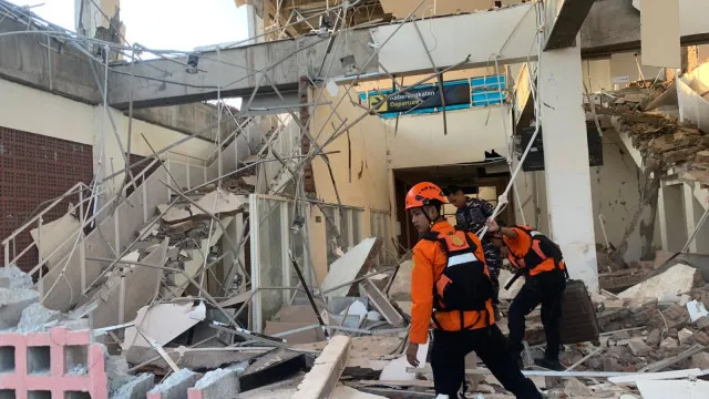 
                    Indonésia: número de mortos no terremoto chega a 100 mil
                