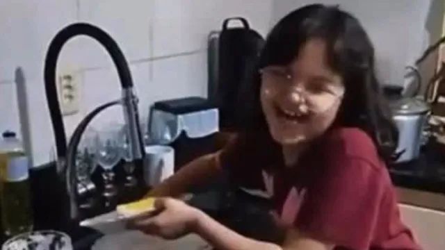 
                    Menina tem ataque de riso de mais de 3h (que esconde problema de saúde)
                
