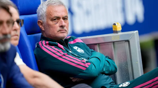 
                    Mourinho aparece com olho roxo em jogo do Real Madrid; saiba o motivo
                