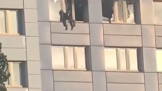 
                    Mulher salta do 11º andar para escapar de incêndio em Berlim; veja
                