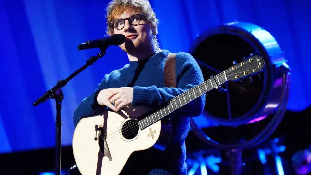 
                    Artistas abandonam turnê de Ed Sheeran após saída de rapper pró-Palestina
                