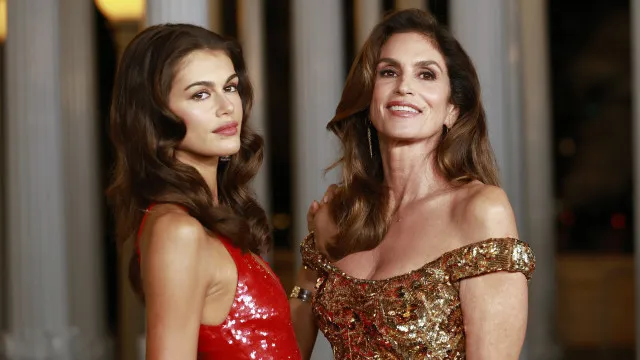 
                    Kaia Gerber revela exorcismo secreto após Cindy Crawford afirmar que ela estava possuída
                