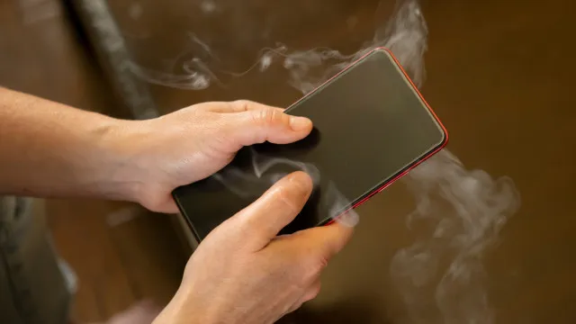 
                    Celular esquenta demais ao carregar? Veja ajuste que pode resolver
                