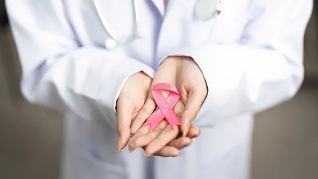 
                    Seu corpo pode dar estes 10 sinais antes de um diagnóstico de câncer
                