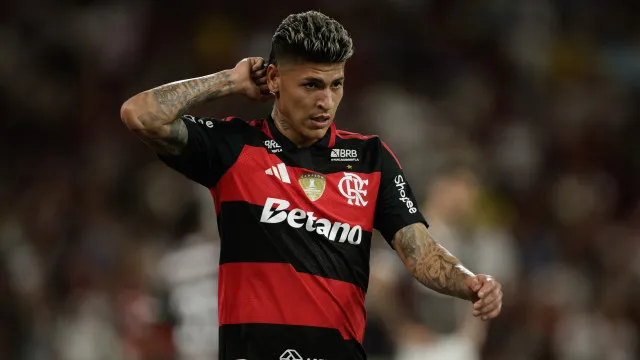 
                    Carrascal lidera goleada e Flamengo cola no Palmeiras no Brasileirão
                