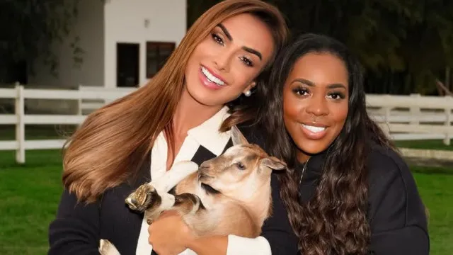 
                    Nicole Bahls batiza cabrito de Vini Jr. e recebe mãe do jogador: 'Virginia já está aqui'
                