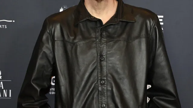 
                    Perez Hilton segue internado duas semanas após crise durante live
                