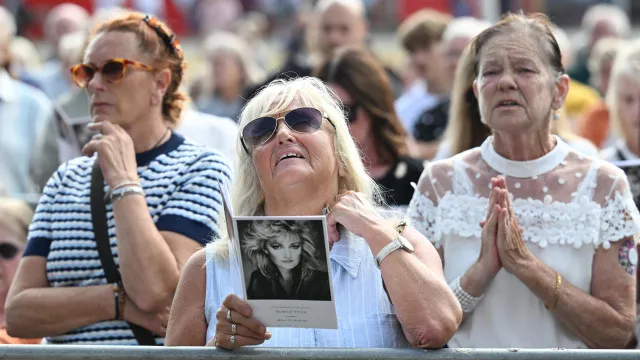 
                    Funeral da cantora Bonnie Tyler reúne uma multidão emocionada no País de Gales
                