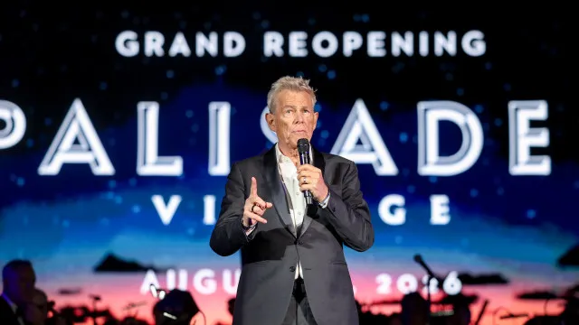 
                    Músico David Foster se pronuncia após polêmica com Meghan Markle
                