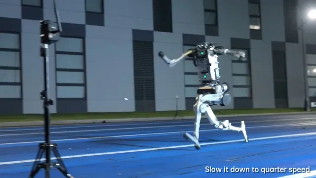 
                    Vídeo mostra robô chinês que salta 2 metros e corre mais que Usain Bolt
                