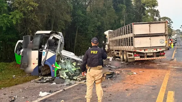 
                    Acidente entre ônibus e carreta deixa 21 mortos e 4 feridos no Paraná
                