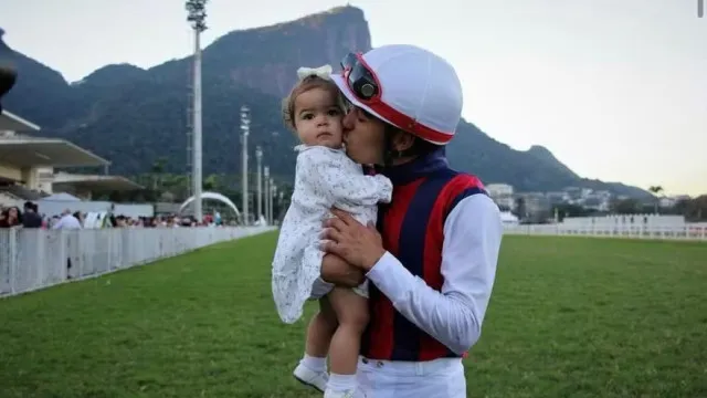 
                    Jóquei morre dias após queda em páreo do Jockey Club, no Rio
                