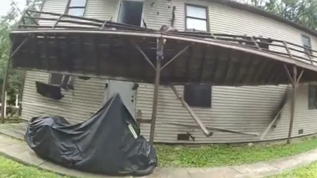 
                    Varanda desaba e derruba nove policiais durante operação nos EUA; vídeo
                