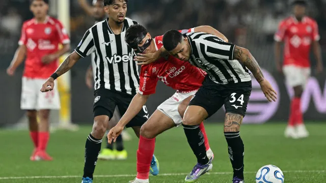 
                    Botafogo martela e vence Cienciano, mas não faz milagre e está fora da Sula
                