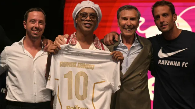 
                    Ronaldinho Gaúcho é apresentado em clube da terceira divisão italiana
                