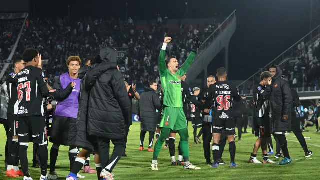 
                    Vasco supera golaço, atropela Olimpia de virada e avança às quartas da Sula
                