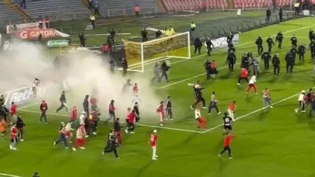 
                    Torcedores invadem campo e protagonizam briga generalizada na Colômbia
                
