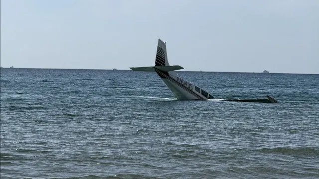 
                    Aeronave faz pouso de emergência em plena praia na Florida
                