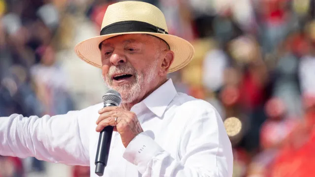 
                    Foto de Lula com chapéu na urna não é propaganda eleitoral, diz MP
                