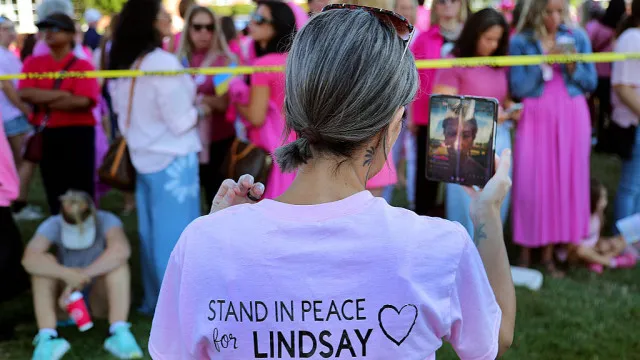 
                    Lindsay matou os três filhos; mas o que a levou a isso comoveu muitos
                