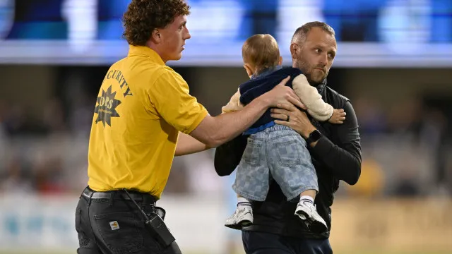
                    Partida de futebol é interrompida após bebê 'invadir' o campo; vídeo
                