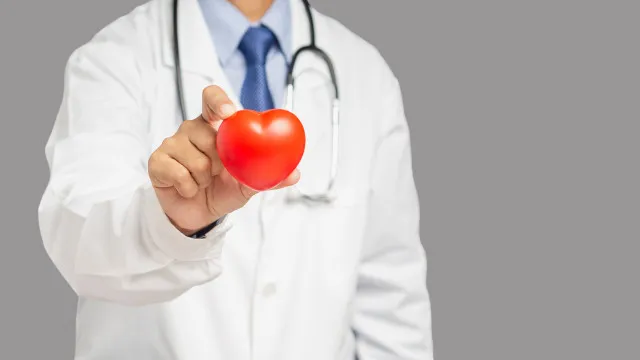 
                    Médico alerta: 7 sinais de problemas no coração que nunca deve ignorar
                
