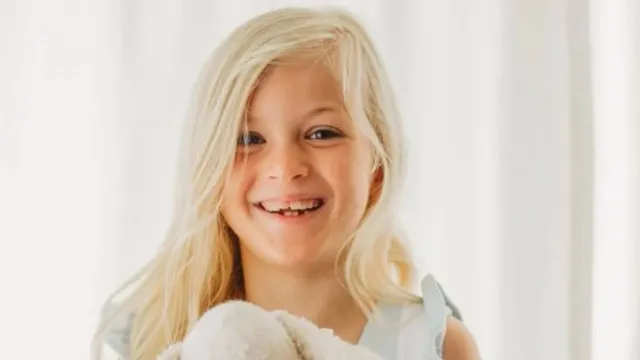 
                    Menina de 8 anos morre após contrair infeção rara ao nadar em lago
                