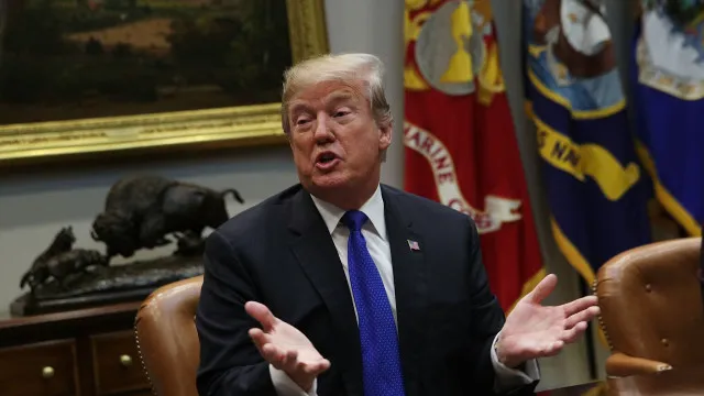 
                    Trump oferece recompensa de US$ 1 milhão para quem apontar fraude em eleições
                