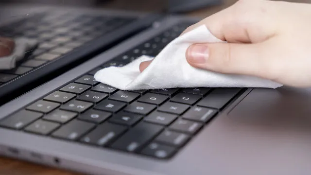 Como limpar o teclado do computador sem danificar as teclas e circuitos
