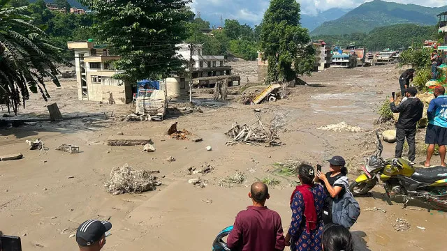 
                    Avalanche de lama causa pânico no Tibete e Nepal; centenas somem
                