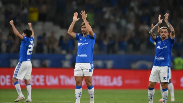 
                    Cruzeiro e Atlético-MG empatam em noite de golaços e queda feia no Mineirão
                